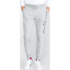 Tommy Hilfiger Spodnie dresowe Szary. Szare spodnie męskie TOMMY HILFIGER, s, z haftami, z bawełny. Za 514,95 zł.