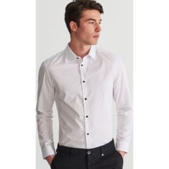 Koszula slim fit z drobnym wzorem - Biały. Białe koszule męskie Reserved, m, bez wzorów, bez kołnierzyka, bez rękawów. Za 89,99 zł.