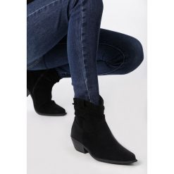 Czarne Botki Vollintine. Czarne botki damskie Born2be, klasyczne, za kostkę, bez obcasa, na płaskiej podeszwie, na zamek. Za 149,99 zł.