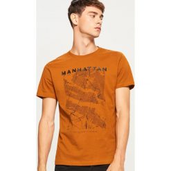 T-shirt z nadrukiem - Brązowy. Brązowe t-shirty męskie z nadrukiem Reserved, l. Za 39,99 zł.