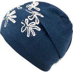 Czapka damska Lodowe kwiaty granatowa. Niebieskie czapki zimowe damskie Art of Polo, w kwiaty. Za 54,70 zł.