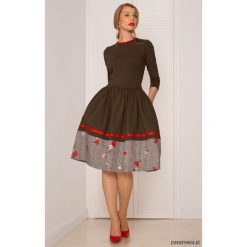 SUKIENKA ROZKLOSZOWANA Khaki. Brązowe sukienki damskie dzianinowe marki Pakamera, w kratkę, midi, rozkloszowane. Za 360,00 zł.