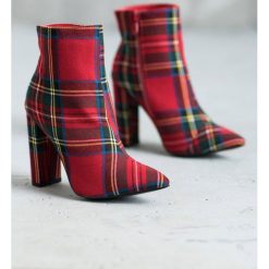 STYLOWE BOTKI NA SŁUPKU. Botki damskie SEASTAR, eleganckie, bez obcasa, na słupku, bez zapięcia. Za 127,90 zł.