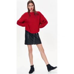 Sweter długi rękaw damski akrylowy, z wełną luźny. Czerwone swetry damskie Top Secret, na zimę, bez wzorów, z wełny, eleganckie, z długim rękawem, długie, bez kaptura. W wyprzedaży za 39,99 zł.