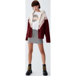Bluza ze sztucznego futerka w sportowym stylu. Czerwone bluzy damskie Pull&Bear, bez wzorów, bez rękawów, bez kaptura. Za 159,00 zł.