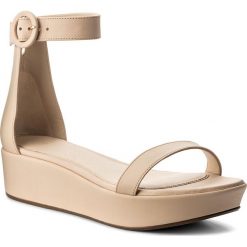 Sandały STUART WEITZMAN - Capri XL17428 Fawn. Brązowe klapki damskie marki Stuart Weitzman, bez wzorów, ze skóry, bez obcasa. W wyprzedaży za 1219,00 zł.