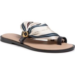 Japonki TORY BURCH - Selby Scarf Sandal 70503 Border Stripe/Perfect Navy 812. Brązowe klapki damskie Tory Burch, bez wzorów, ze skóry, bez obcasa. Za 1219,00 zł.