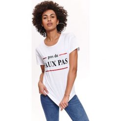 T-SHIRT KRÓTKI RĘKAW DAMSKI Z NADRUKIEM, Z APLIKACJĄ. Białe t-shirty damskie marki Top Secret, z nadrukiem, z okrągłym kołnierzem. Za 39,99 zł.