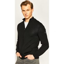 Sweter EA7 Emporio Armani 8NPEZ1 PM62Z 1200. Czarne swetry męskie EA7 Emporio Armani, s, bez wzorów, klasyczne, z klasycznym kołnierzykiem, bez kaptura. Za 679,00 zł.