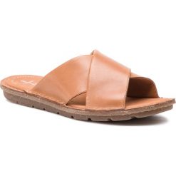 Klapki CLARKS - Blake Sydney 261399344 Tan. Pomarańczowe klapki damskie Clarks, bez wzorów, ze skóry, bez obcasa. Za 279,00 zł.