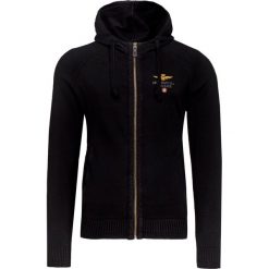 Bluza AERONAUTICA MILITARE Czarny. Czarne bluzy męskie marki Aeronautica Militare, z haftami, z kapturem, bez rękawów, z kapturem. W wyprzedaży za 602,00 zł.