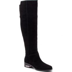 Muszkieterki GUESS - FLPVL4 SUE11 BLACK. Czarne kozaki damskie Guess, z zamszu, bez obcasa, na obcasie, bez zapięcia. W wyprzedaży za 609,00 zł.