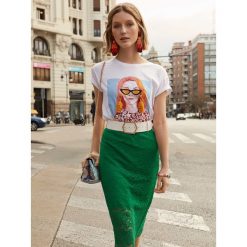 T-SHIRT Z NADRUKIEM I APLIKACJĄ. Białe t-shirty damskie Top Secret, z nadrukiem, eleganckie, bez kołnierzyka. W wyprzedaży za 39,99 zł.