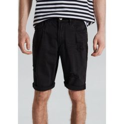 Jeansowe szorty comfort - Czarny. Czarne spodenki i szorty męskie Cropp, m, bez wzorów, z jeansu. Za 99,99 zł.