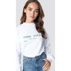 NA-KD Bluza Game Over - White. Białe bluzy damskie marki NA-KD, z nadrukiem, z dzianiny, z długim rękawem, długie, bez kaptura. Za 161,95 zł.