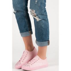 RÓŻOWE TRAMPKI Z KRYSZTAŁKAMI. Różowe buty sportowe damskie SPORT, bez wzorów, bez zapięcia. Za 40,90 zł.