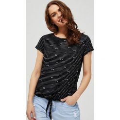 T-shirt z wiązaniem. Czarne bluzki damskie Moodo, xs, w paski, z bawełny, klasyczne, z okrągłym kołnierzem, z krótkim rękawem. Za 39,99 zł.