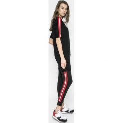 Answear - Sukienka Sporty Fusion. Czarne sukienki damskie dzianinowe marki ANSWEAR, na co dzień, s, sportowe, z okrągłym kołnierzem, mini, sportowe. W wyprzedaży za 69,90 zł.