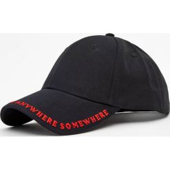 Czapka z haftowanym napisem. Czarne czapki męskie marki Pull&Bear. Za 59,90 zł.