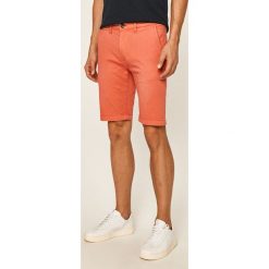 Pepe Jeans - Szorty Mc Queen. Różowe spodenki i szorty męskie Pepe Jeans, l, bez wzorów, z elastanu, casualowe. W wyprzedaży za 159,90 zł.