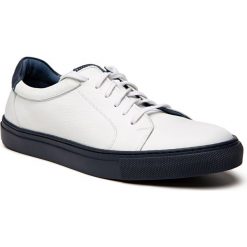 Sneakersy Białe Loyd. Białe sneakersy męskie LANCERTO, bez zapięcia. W wyprzedaży za 299,90 zł.