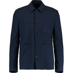 Samsøe & Samsøe JOLA Kurtka wiosenna dark sapphire. Niebieskie kurtki męskie marki Samsøe & Samsøe, m, bez wzorów, z elastanu, bez kaptura. W wyprzedaży za 671,30 zł.
