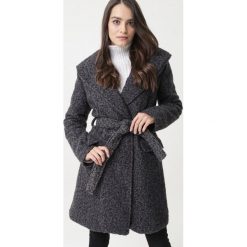 Ciemnoszary Płaszcz Colebee. Szare płaszcze damskie Born2be, xl, w paski, z tkaniny, eleganckie, długie. Za 299,99 zł.