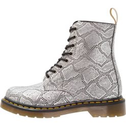 Botki damskie lity: Dr. Martens VEGAN PASCAL MET 8 EYE Botki sznurowane silver metallic