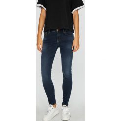 Diesel - Jeansy Slandy-Low. Niebieskie jeansy damskie skinny marki Diesel, z elastanu, z obniżonym stanem. W wyprzedaży za 449,90 zł.