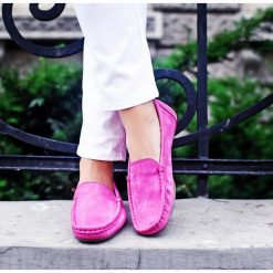Mokasyny damskie - skóra naturalna - model 001 - kolor fuksja. Czerwone mokasyny damskie Zapato, do pracy, na lato, bez wzorów, z jeansu, klasyczne, na niskim obcasie, na płaskiej podeszwie, bez zapięcia. W wyprzedaży za 248,00 zł.