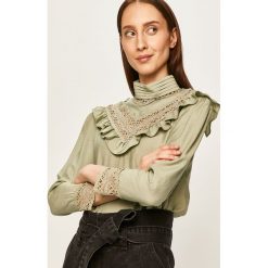 Answear - Bluzka. Zielone bluzki damskie ANSWEAR, s, bez wzorów, z poliesteru, z golfem, bez rękawów. W wyprzedaży za 79,90 zł.