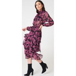NA-KD Boho Sukienka midi ze stójką - Purple,Multicolor. Fioletowe sukienki boho marki NA-KD Boho, z falbankami, midi, proste. Za 202,95 zł.
