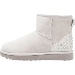 Buty zimowe damskie: UGG MINI STUDDED BLING Botki grey violet