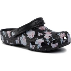 Klapki CROCS - Classic Printed Clog 205838 Floral/Black. Czarne klapki damskie Crocs, bez wzorów, z tworzywa sztucznego, bez obcasa. W wyprzedaży za 159,00 zł.