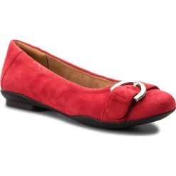 Baleriny CLARKS - Neenah Lark 261355654 Red Suede. Czerwone baleriny damskie Clarks, bez wzorów, ze skóry, klasyczne, bez obcasa, na płaskiej podeszwie, bez zapięcia. W wyprzedaży za 199,00 zł.