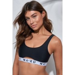 NA-KD Swimwear Sporty Logo Bikini Top - Black. Czarne topy sportowe damskie NA-KD Swimwear, bez wzorów, bez rękawów. Za 72,95 zł.