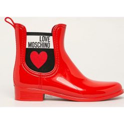 Love Moschino - Kalosze. Czerwone kalosze damskie Love Moschino, bez wzorów, z gumy. Za 479,90 zł.