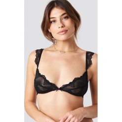 Pamela x NA-KD Koronkowy biustonosz z falbanką - Black. Czarne biustonosze Pamela x NA-KD, z haftami, z koronki. Za 60,95 zł.