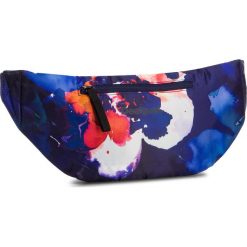 Saszetka nerka DESIGUAL - 19SQXW05 1000. Niebieskie nerki damskie marki Desigual, bez wzorów, z materiału, młodzieżowe, bez dodatków. Za 149,90 zł.