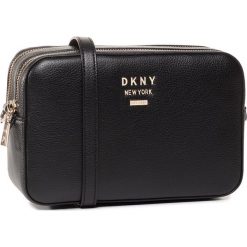 Torebka DKNY - Whitney Camera Bag R01EHH37 Blk/Gold. Czarne listonoszki damskie DKNY, bez wzorów, ze skóry, bez dodatków. W wyprzedaży za 689,00 zł.