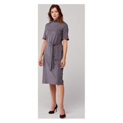 Sukienka Eilinel Taupe XXS fioletowy. Fioletowe sukienki damskie Marie Zélie, na co dzień, s, w paski, z elastanu, ze stójką, z krótkim rękawem, krótkie, mini, proste. Za 367,00 zł.