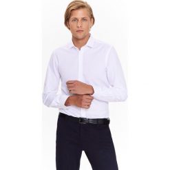 Koszula męska elegancka o dopasowanym kroju z żakardowej tkaniny i z włoskim kołnierzem. Białe koszule męskie Top Secret, na zimę, m, bez wzorów, z tkaniny, eleganckie, z włoskim kołnierzykiem, bez rękawów. W wyprzedaży za 39,99 zł.