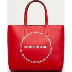 Calvin Klein Jeans - Torebka. Czerwone torby damskie na zakupy Calvin Klein Jeans, w paski, z jeansu, na ramię, duże, z nadrukiem, bez dodatków. W wyprzedaży za 359,90 zł.