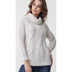 Jasnobeżowy Golf Swann. Brązowe swetry damskie Born2be, uniwersalny, bez wzorów, z jeansu, bez rękawów, bez kaptura. Za 149,99 zł.