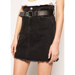 Spódnica jeansowa Guess Peper Bag Mini W01D93 D38W1. Czarne spódniczki damskie Guess, z aplikacjami, z bawełny, mini. W wyprzedaży za 379,00 zł.