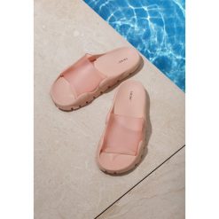 Koralowe Klapki Undoubted. Pomarańczowe klapki damskie Renee, w paski, bez obcasa, na płaskiej podeszwie. Za 49,99 zł.