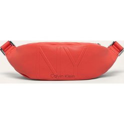 Calvin Klein - Nerka. Pomarańczowe nerki damskie Calvin Klein, w paski, ze skóry ekologicznej, bez dodatków. W wyprzedaży za 269,90 zł.