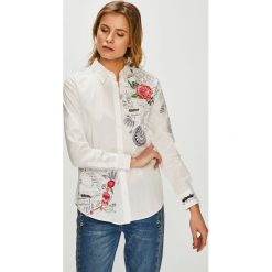 Desigual - Koszula. Białe bluzki damskie Desigual, na co dzień, s, z nadrukiem, z elastanu, klasyczne, z klasycznym kołnierzykiem, z długim rękawem. W wyprzedaży za 279,90 zł.