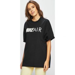 Nike Sportswear - Top. Czarne topy damskie marki Nike Sportswear, s, z nadrukiem, z bawełny, z okrągłym kołnierzem. Za 139,90 zł.