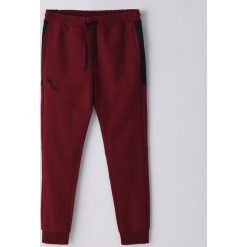 Dresowe spodnie slim ECO AWARE - Bordowy. Czerwone spodnie męskie Cropp, s, bez wzorów, z dresówki. Za 89,99 zł.